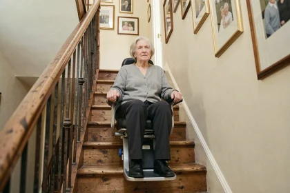 Monte escalier compact pour escalier étroit dans une maison ancienne avec une personne âgée